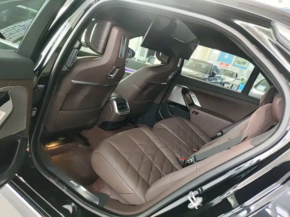 BMW 7 Series — миниатюра 6
