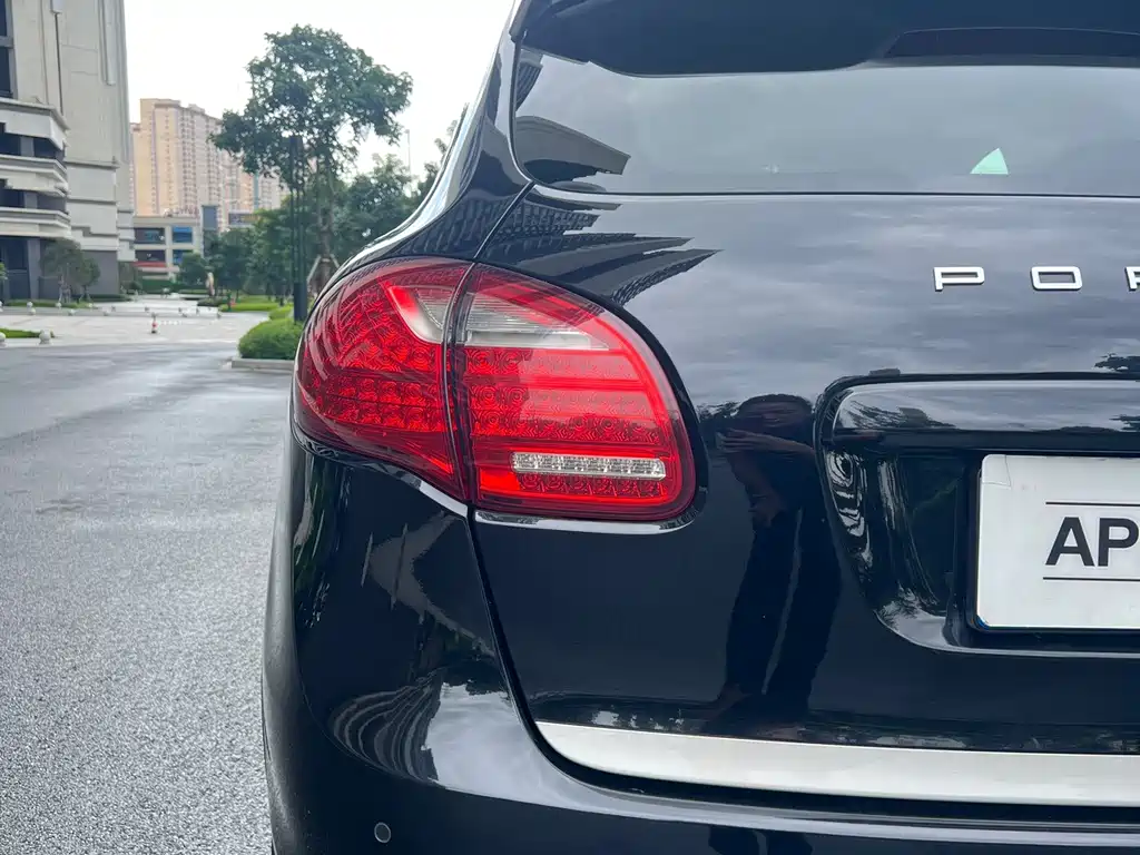 Porsche Cayenne — миниатюра 10