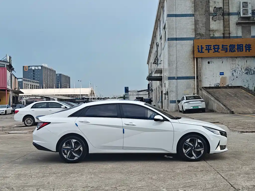 Hyundai Elantra — миниатюра 8