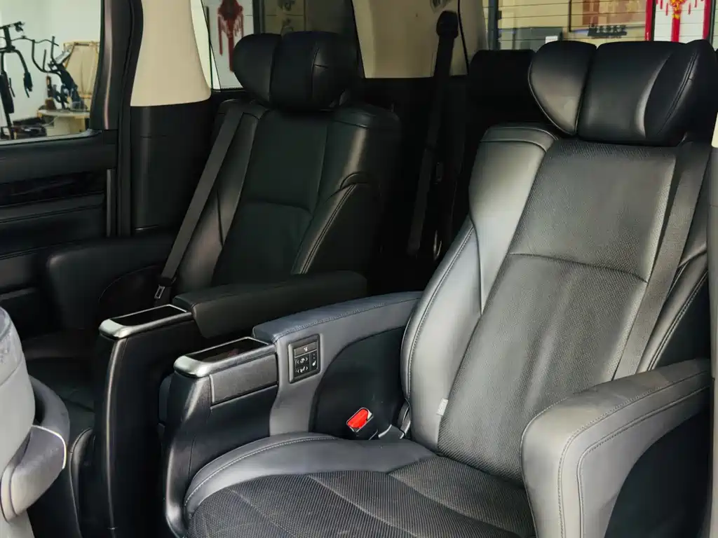 Toyota Vellfire — миниатюра 10