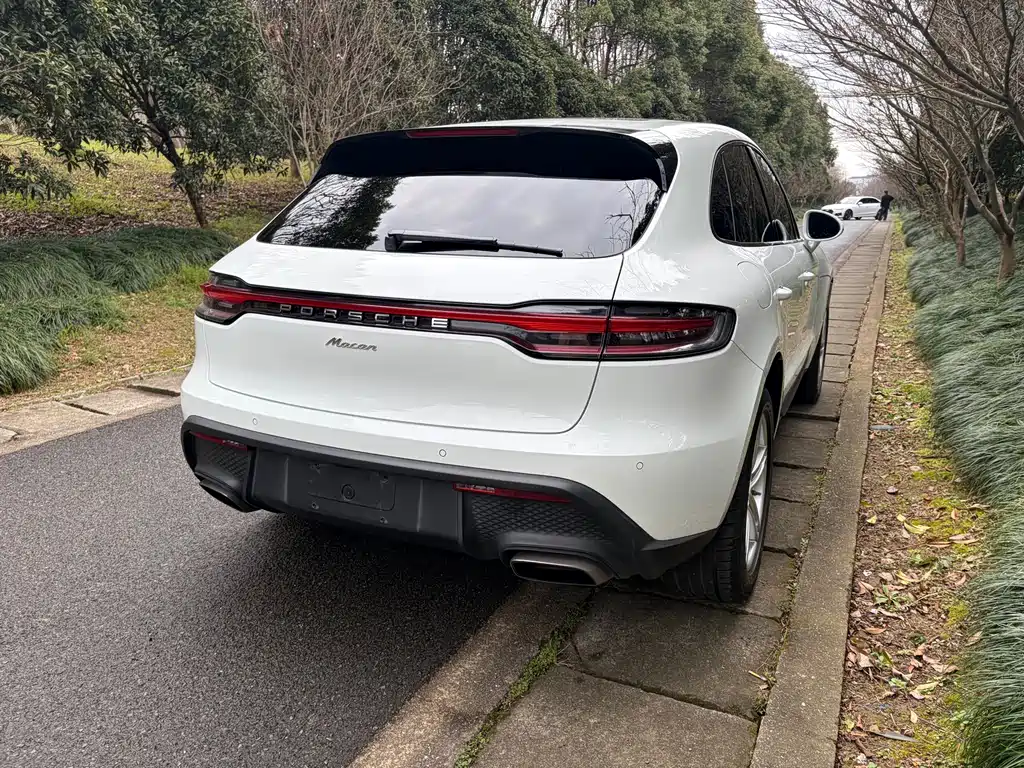 PORSCHE MACAN