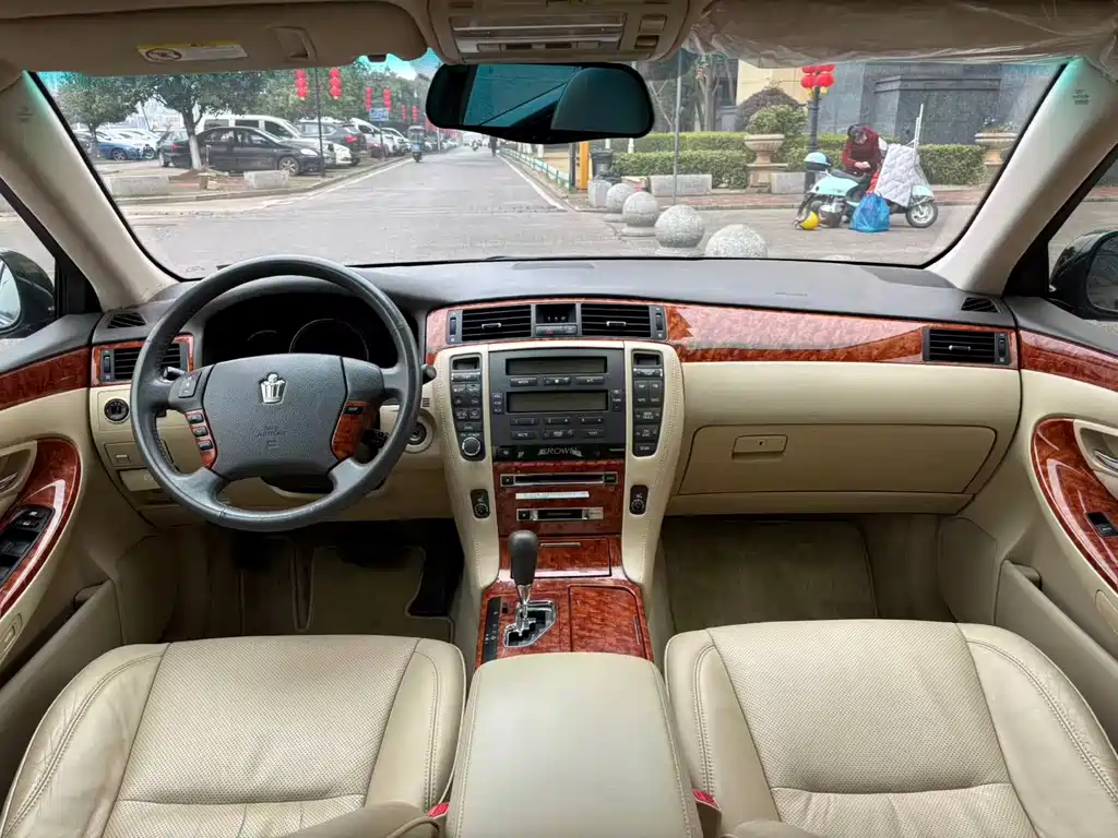 Toyota Crown — миниатюра 9