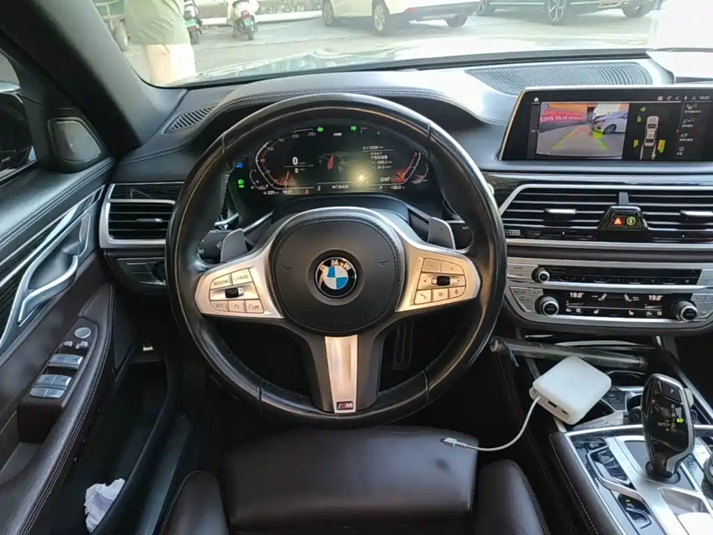 BMW 7 Series — миниатюра 11