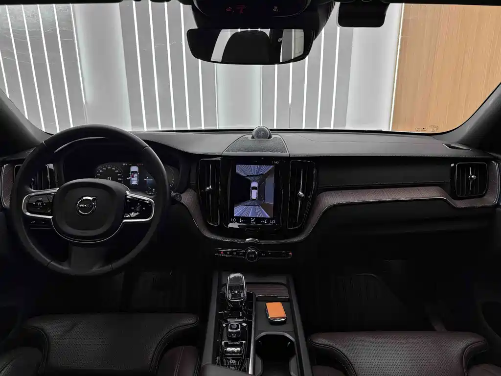 Volvo XC60 PHEV — миниатюра 13