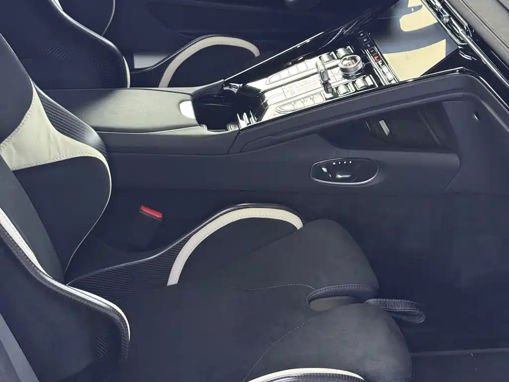 Aston Martin DB12 — миниатюра 10