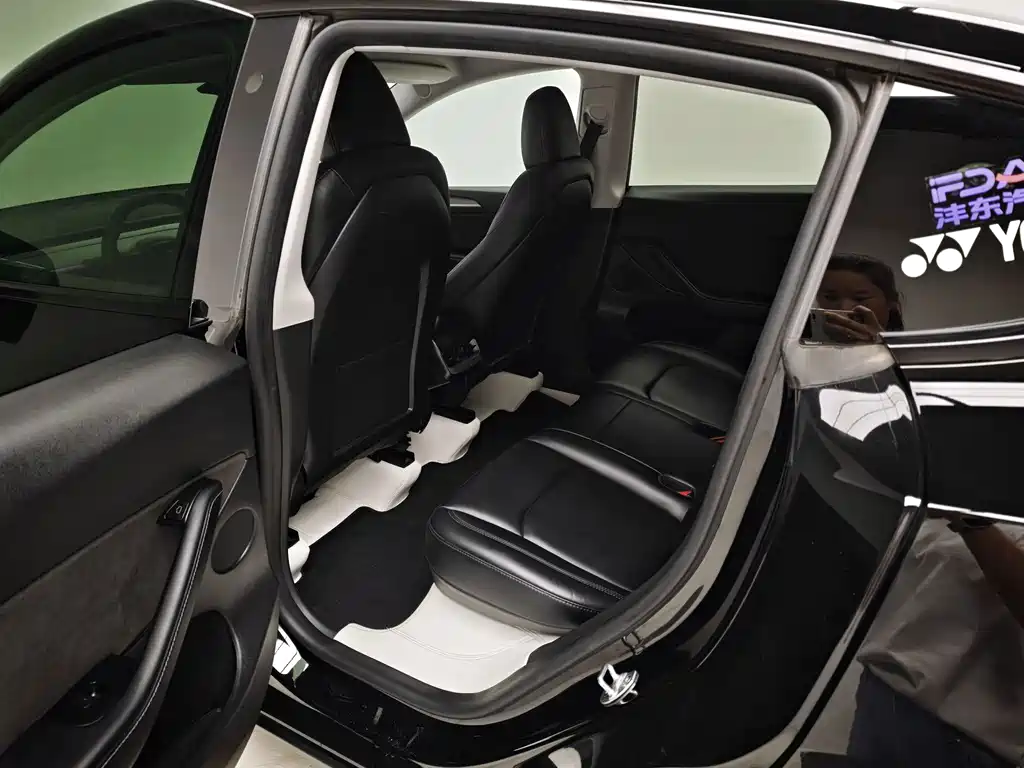 Tesla Model Y — миниатюра 14