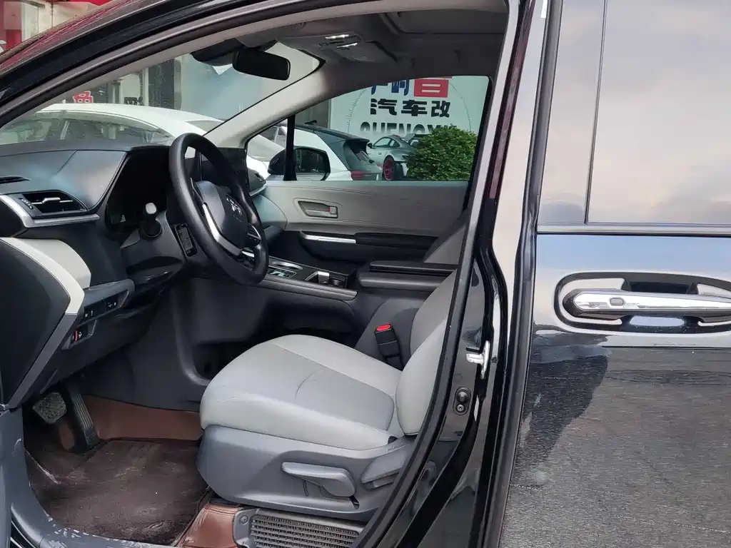 Toyota Granvia 2024 2.5L Comfort