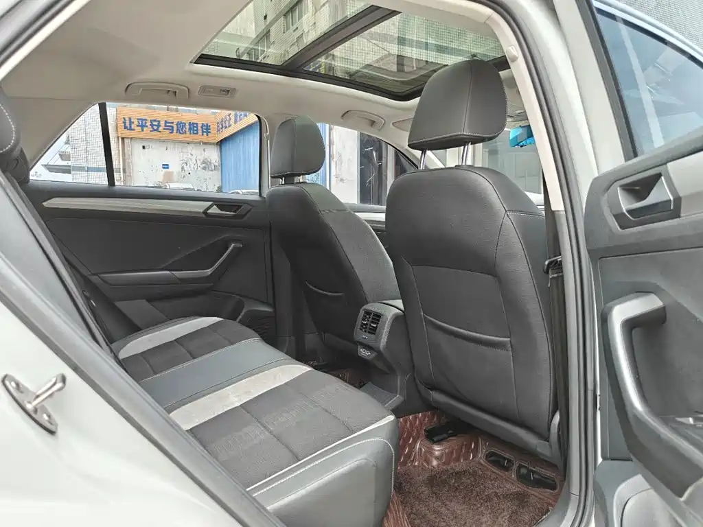 Volkswagen T-Roc — миниатюра 12
