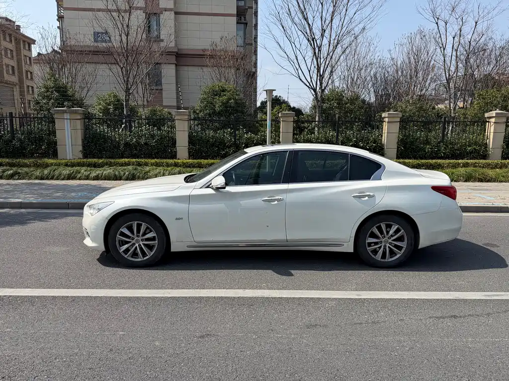 INFINITI Q50L