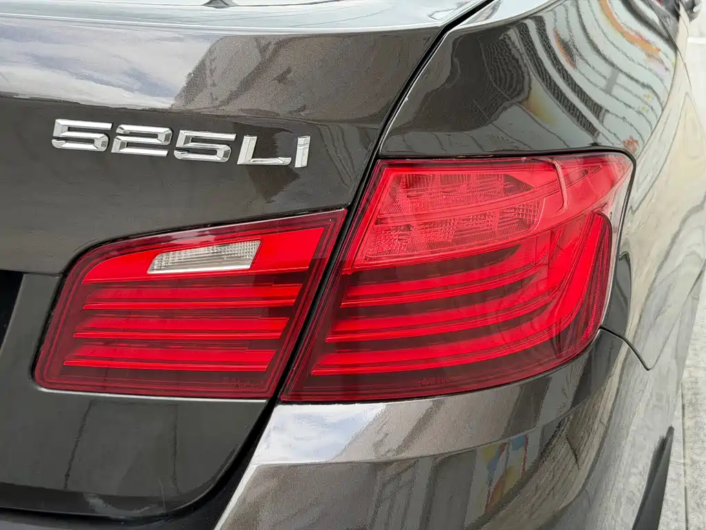 BMW 5 Series — миниатюра 10