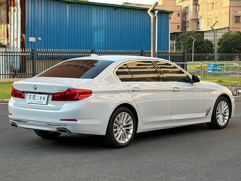 BMW 5 Series — миниатюра 12