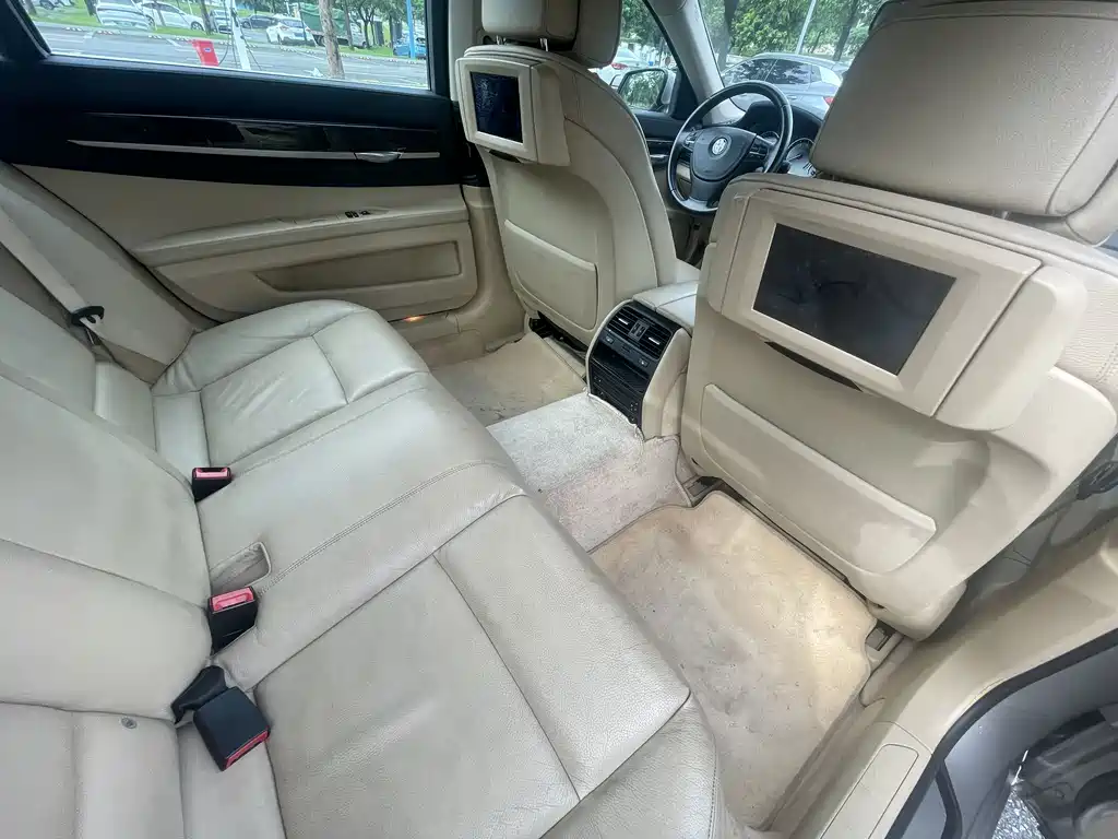 BMW 7 Series — миниатюра 8