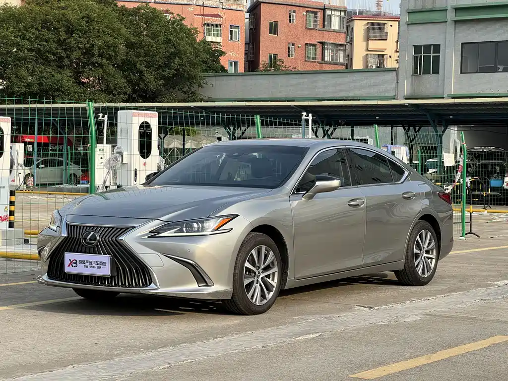 Lexus ES 2021