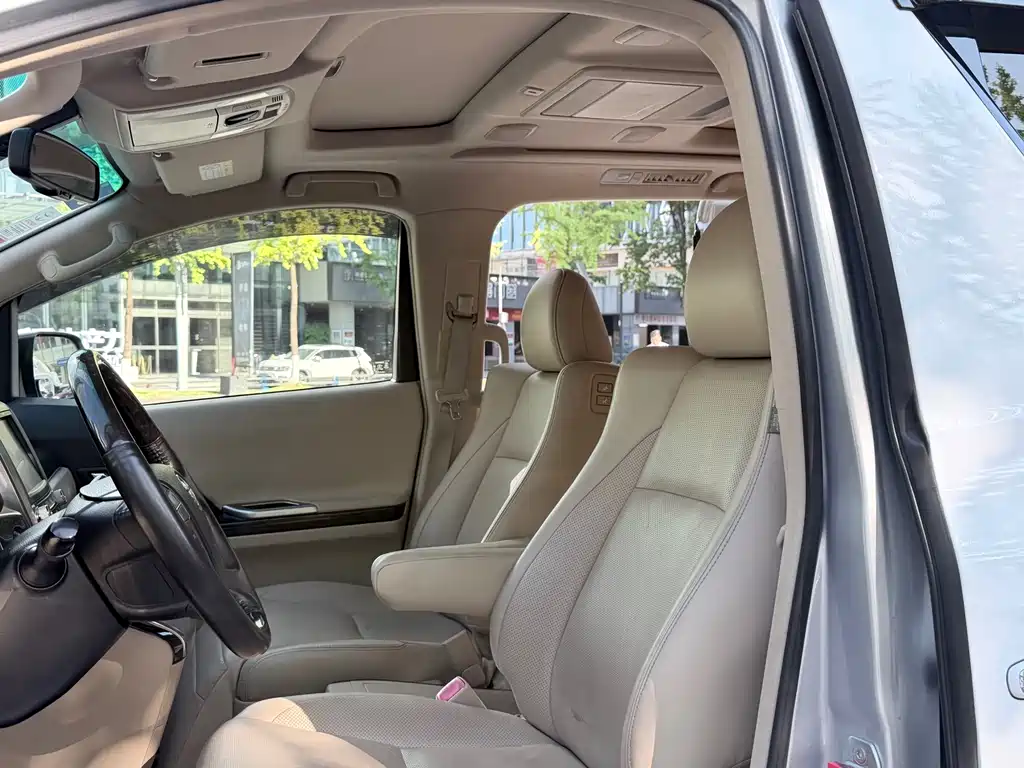 Toyota Alphard — миниатюра 8