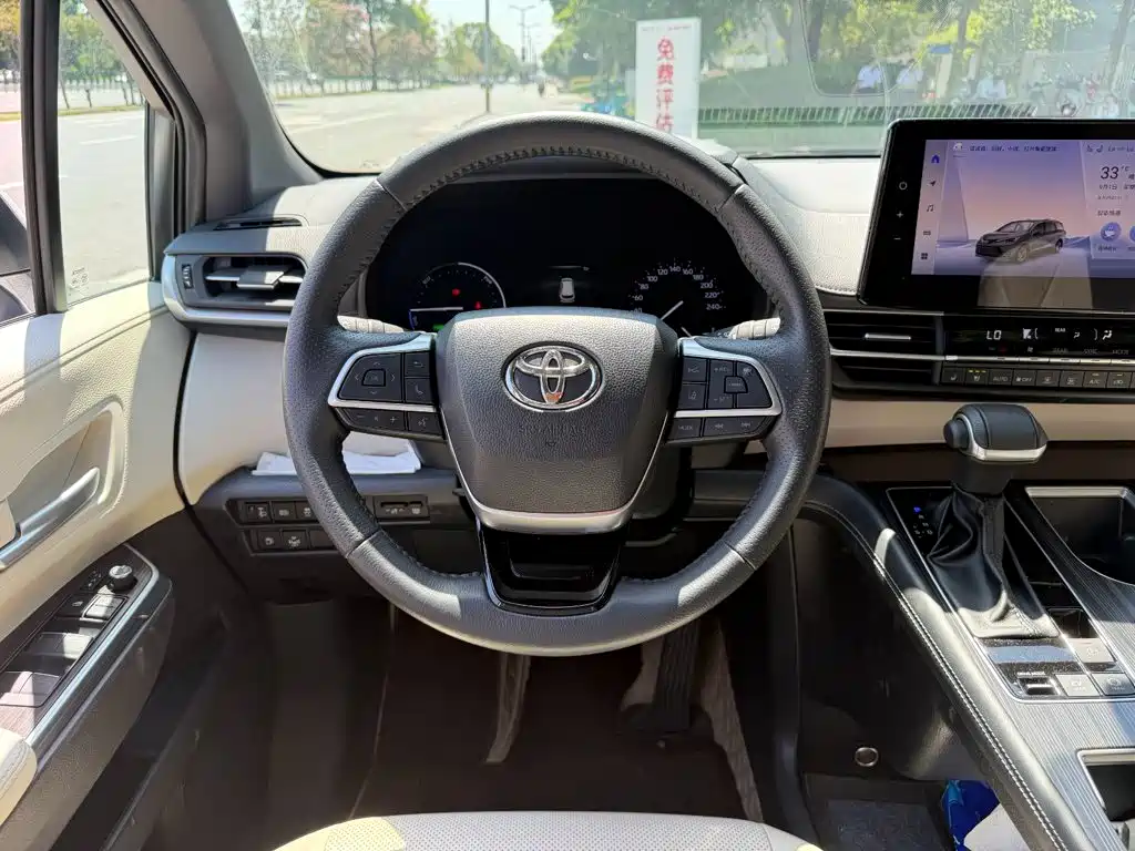 Toyota Sienna — миниатюра 14