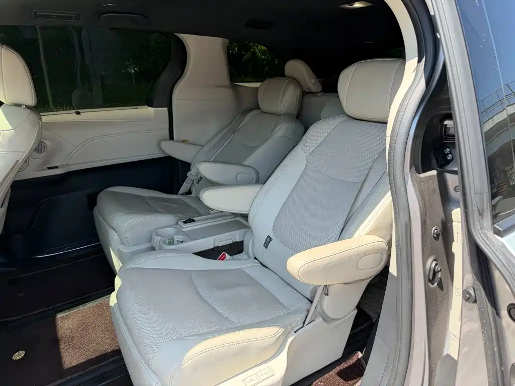Toyota Sienna — миниатюра 12