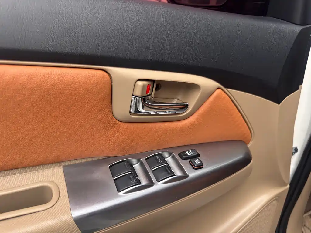 Toyota Fortuner — миниатюра 11