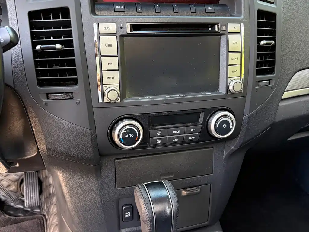 Mitsubishi Pajero (Import) — миниатюра 11