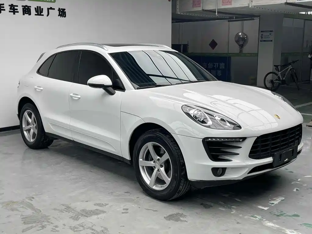 PORSCHE MACAN