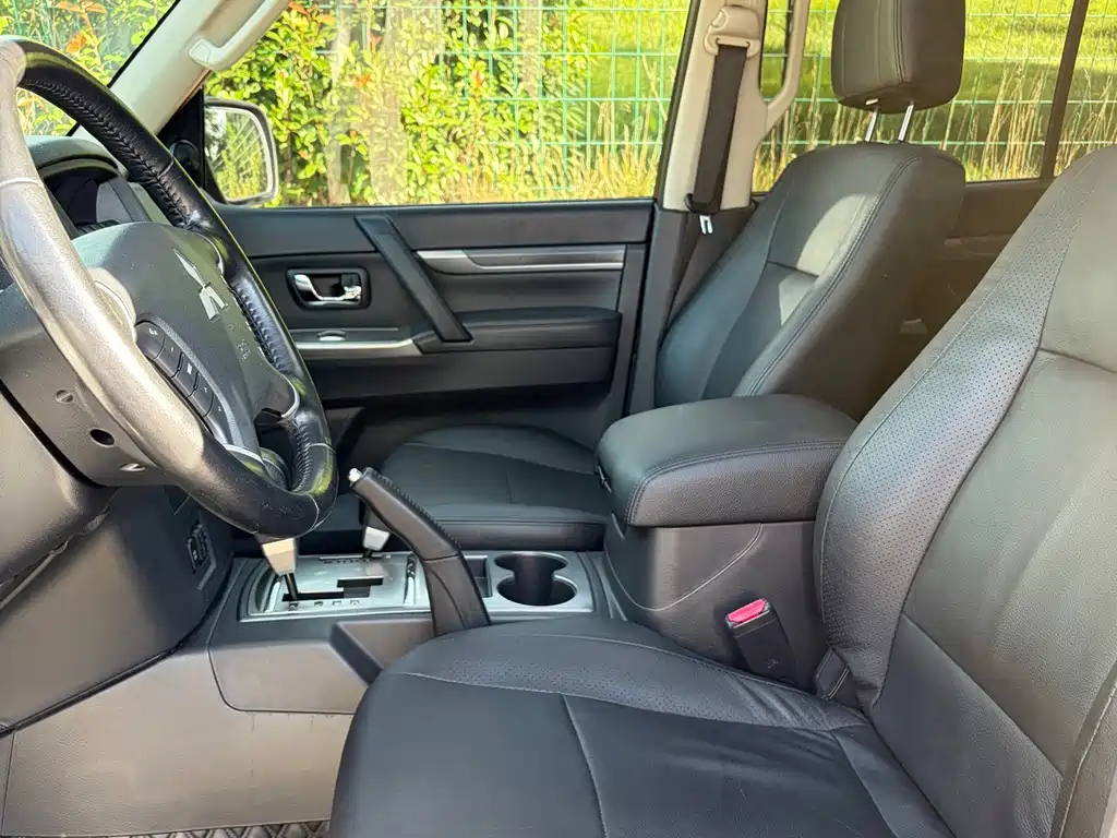 Mitsubishi Pajero (Import) — миниатюра 8