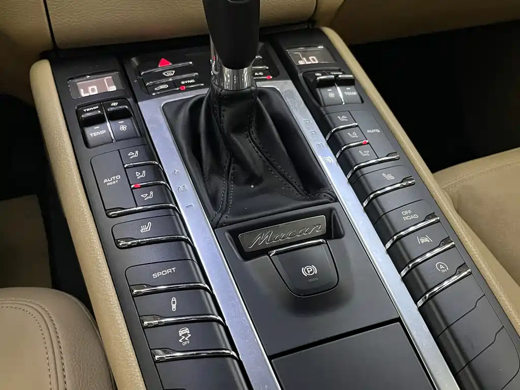 PORSCHE MACAN