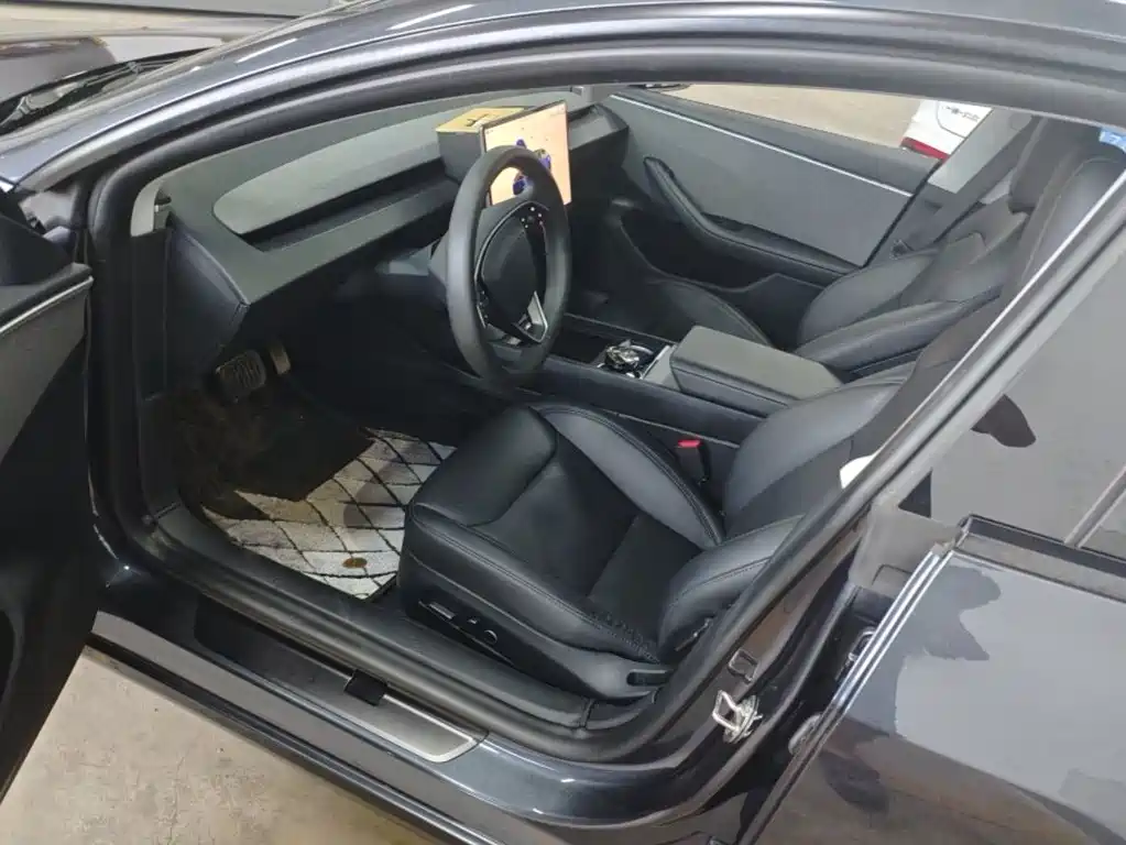 Tesla Model 3 — миниатюра 4