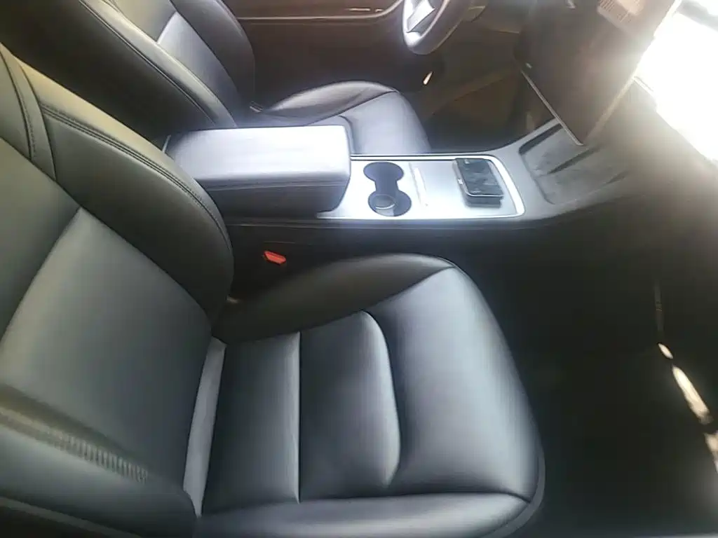 Tesla Model Y — миниатюра 25