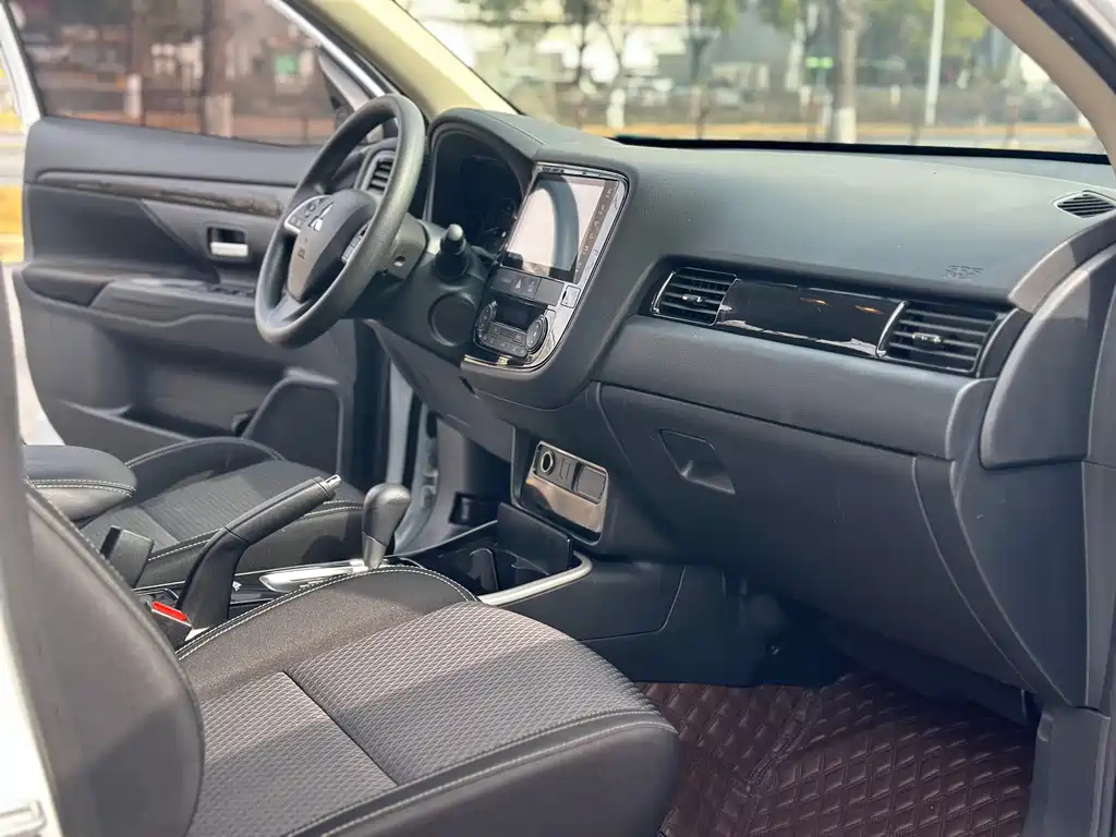 MITSUBISHI OUTLANDER