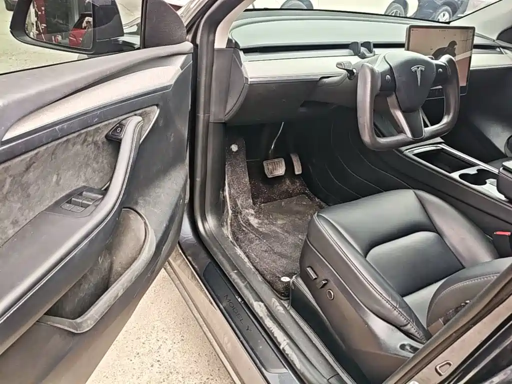 Tesla Model Y — миниатюра 16