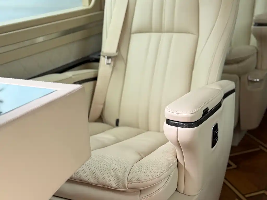 Toyota Coaster — миниатюра 10