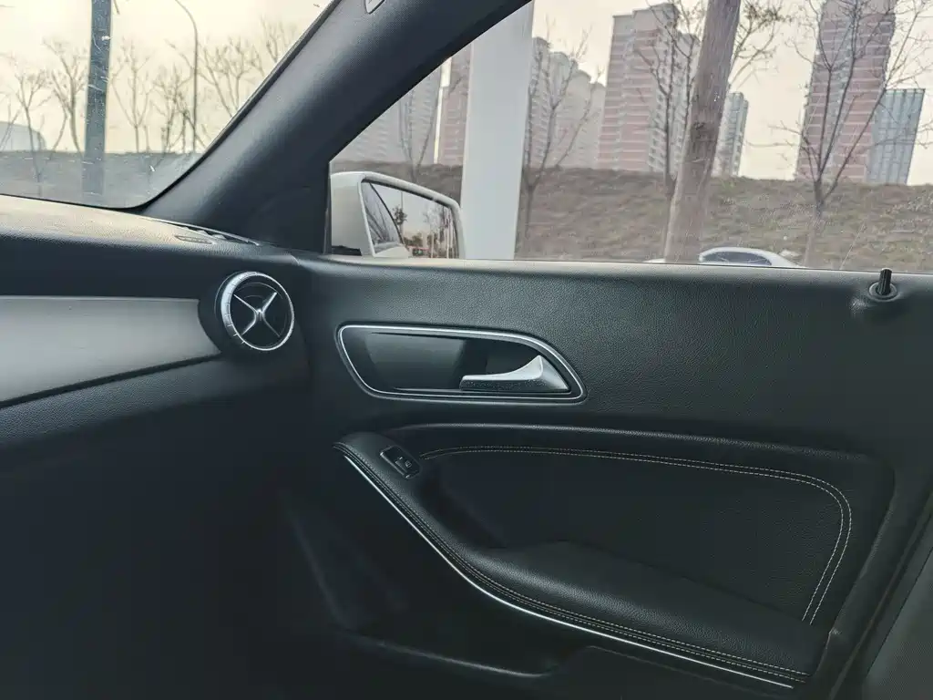 MERCEDES-BENZ CLA