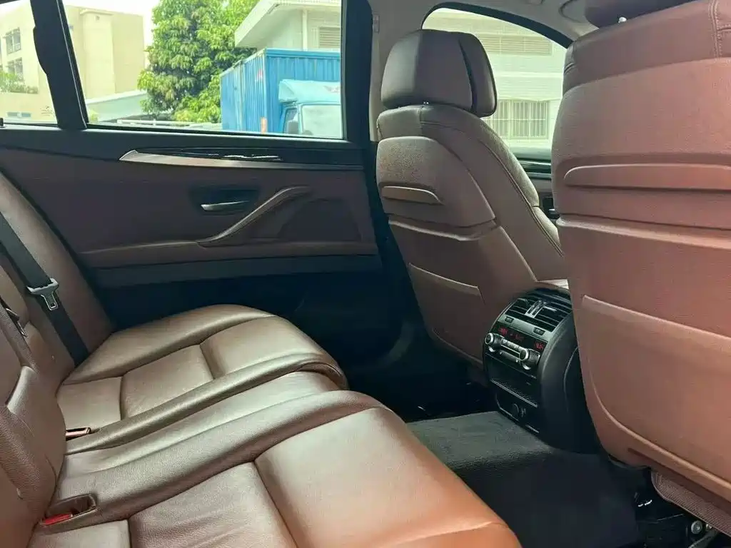 BMW 5 Series — миниатюра 7