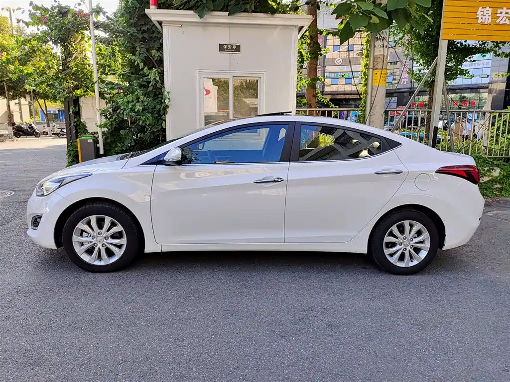 Hyundai Elantra 2016 1.6L AT Luxury