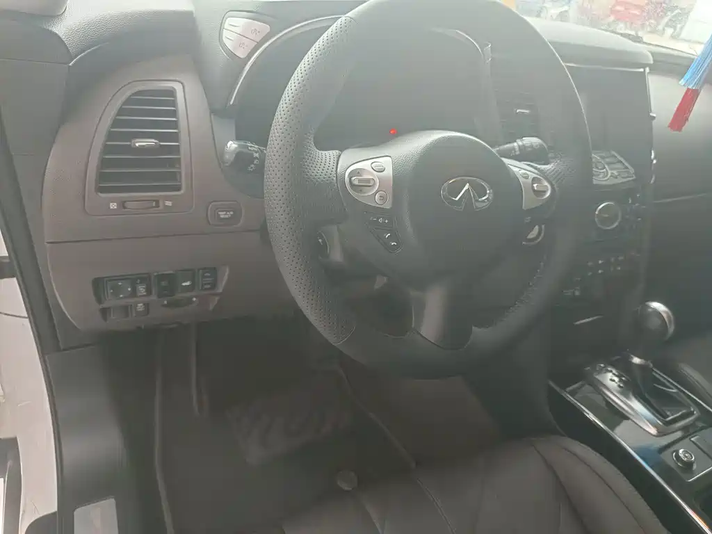 Infiniti QX70 — миниатюра 9