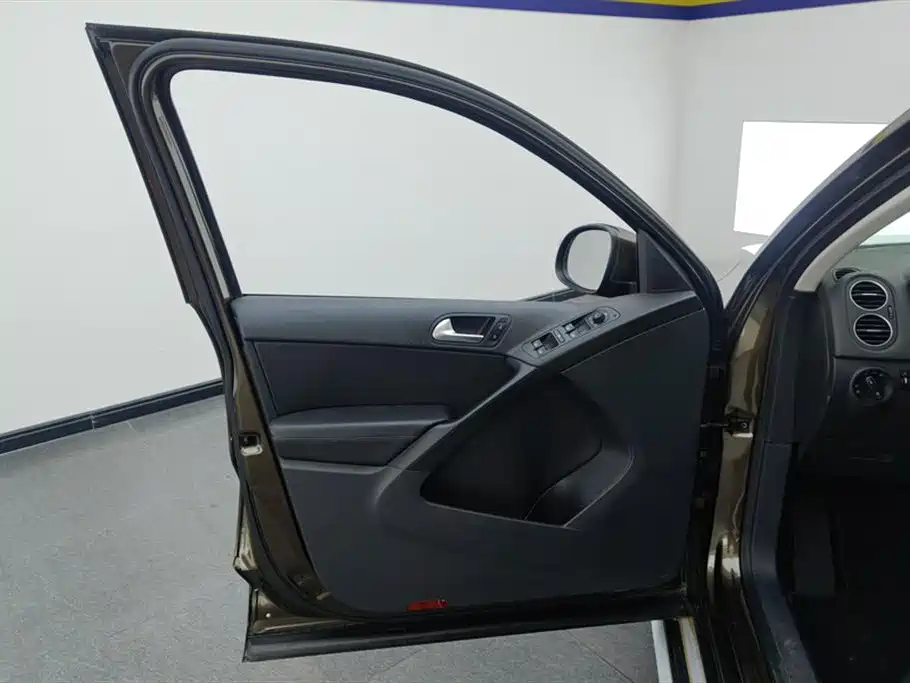 Volkswagen Tiguan 2015 1.8TSI AT