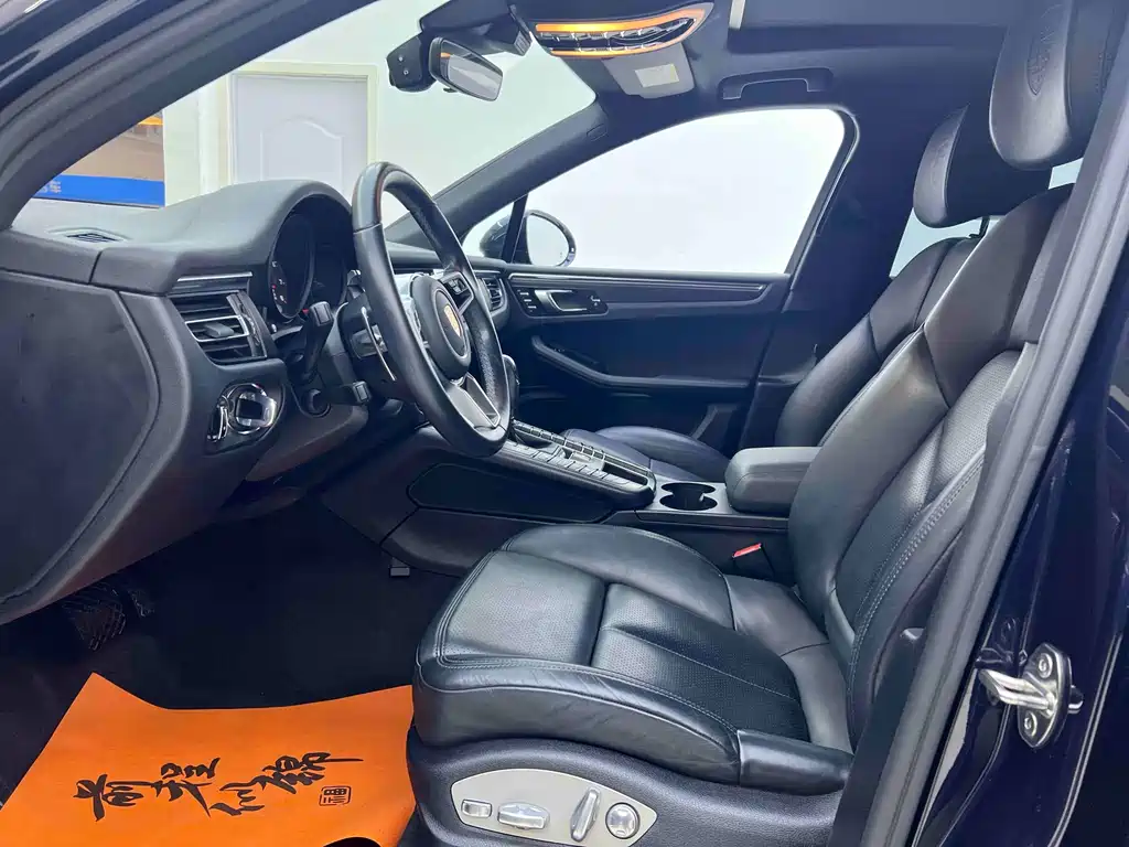 PORSCHE MACAN