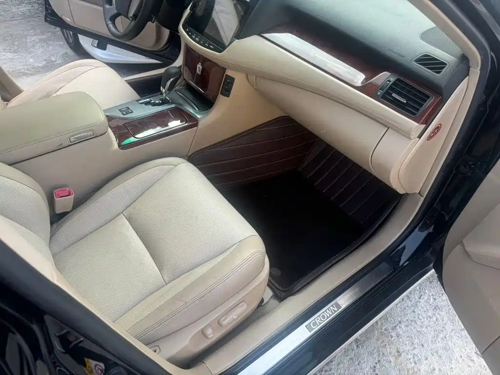Toyota Crown — миниатюра 6