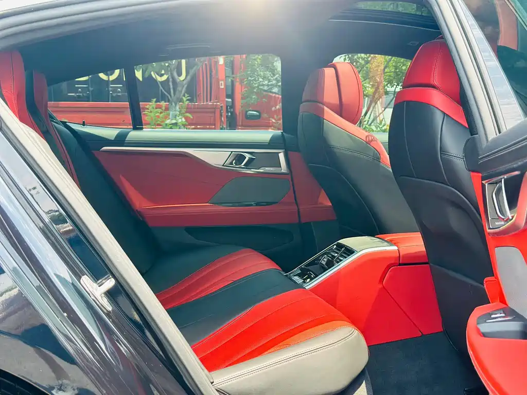 BMW 8 Series — миниатюра 11