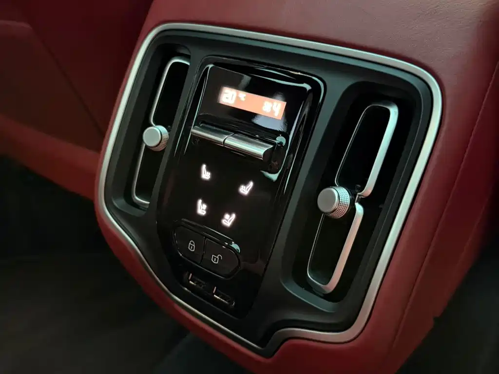 Aston Martin DBX — миниатюра 8