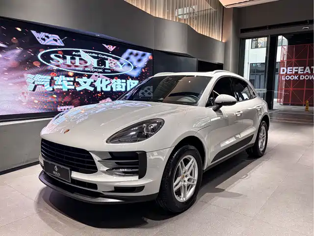 PORSCHE MACAN