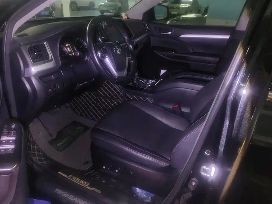 Toyota Highlander 2018 2.0T Luxury 7 мест V