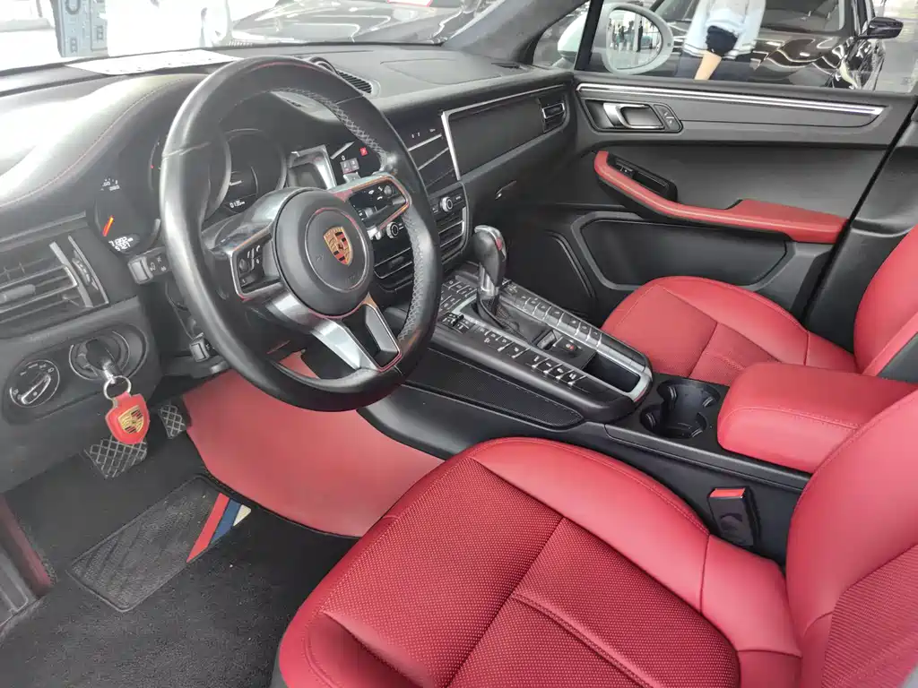 PORSCHE MACAN