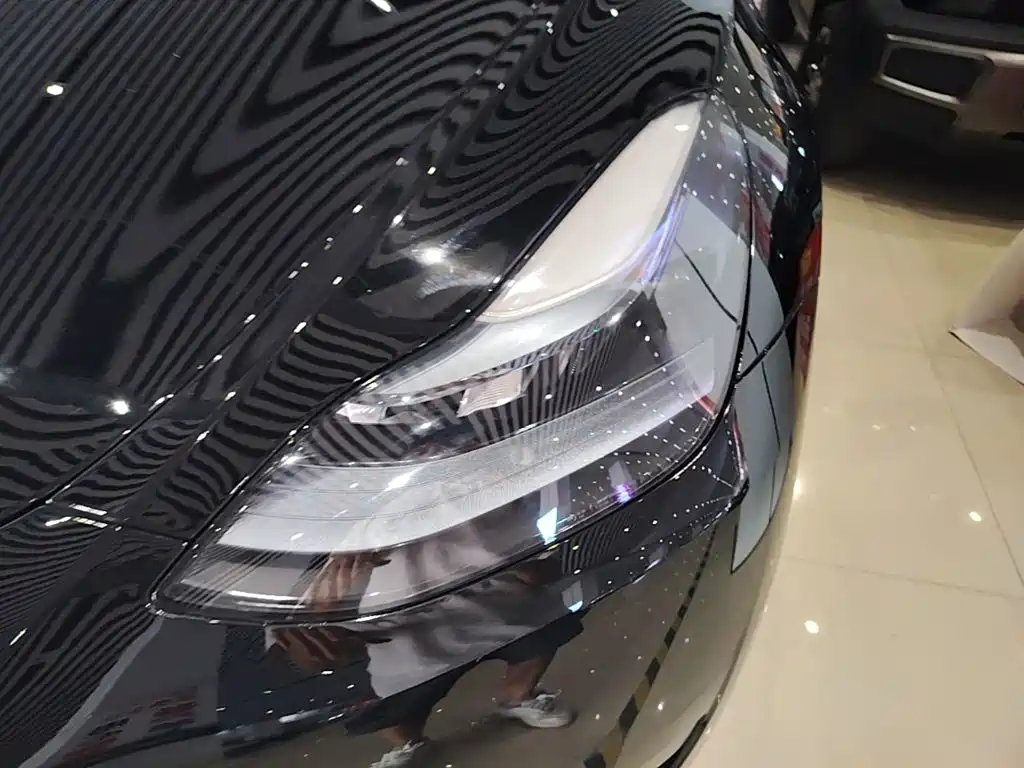 Tesla Model Y — миниатюра 24