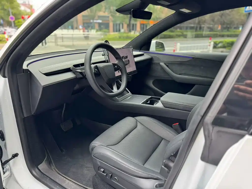 Tesla Model Y L — миниатюра 4