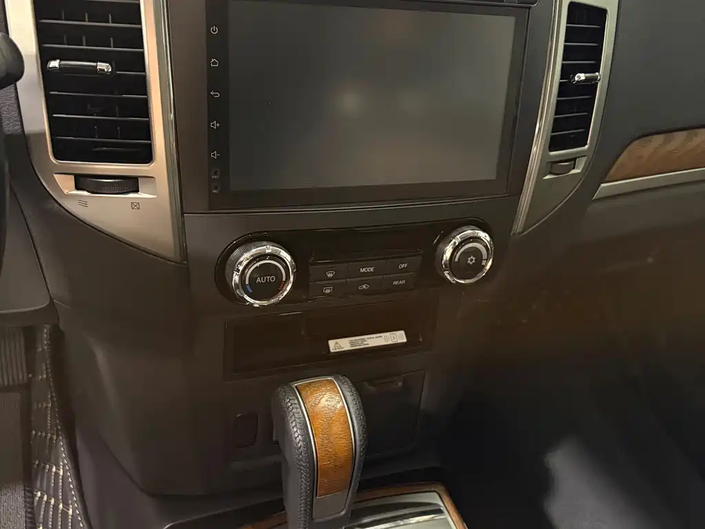 Mitsubishi Pajero (Import) — миниатюра 10