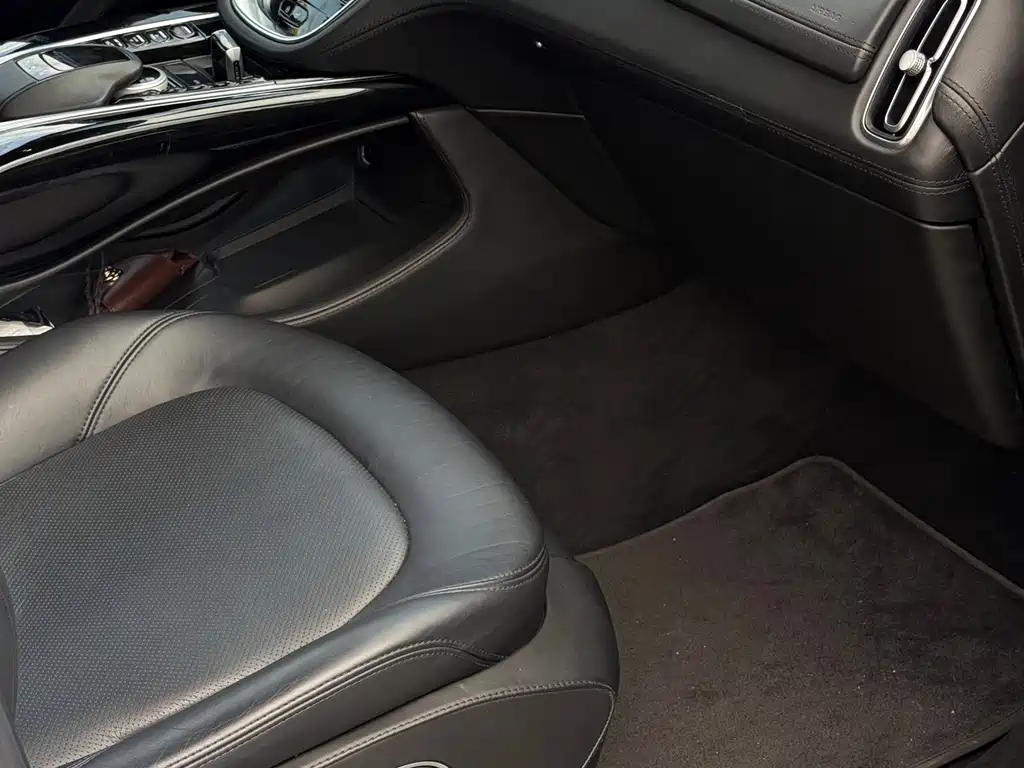 Aston Martin DBX — миниатюра 6