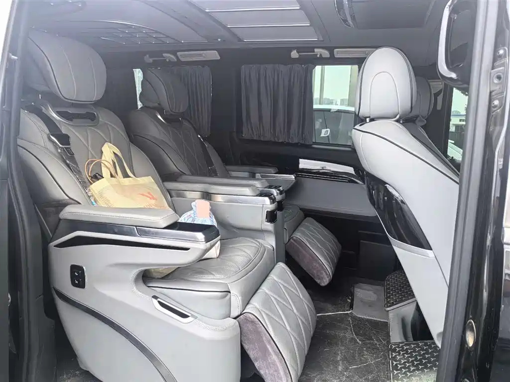 Mercedes-Benz Vito 2023 2.0T Elite 7 мест