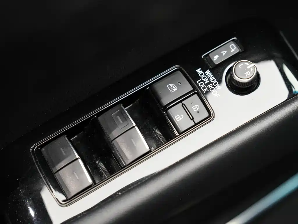 Toyota Alphard — миниатюра 10
