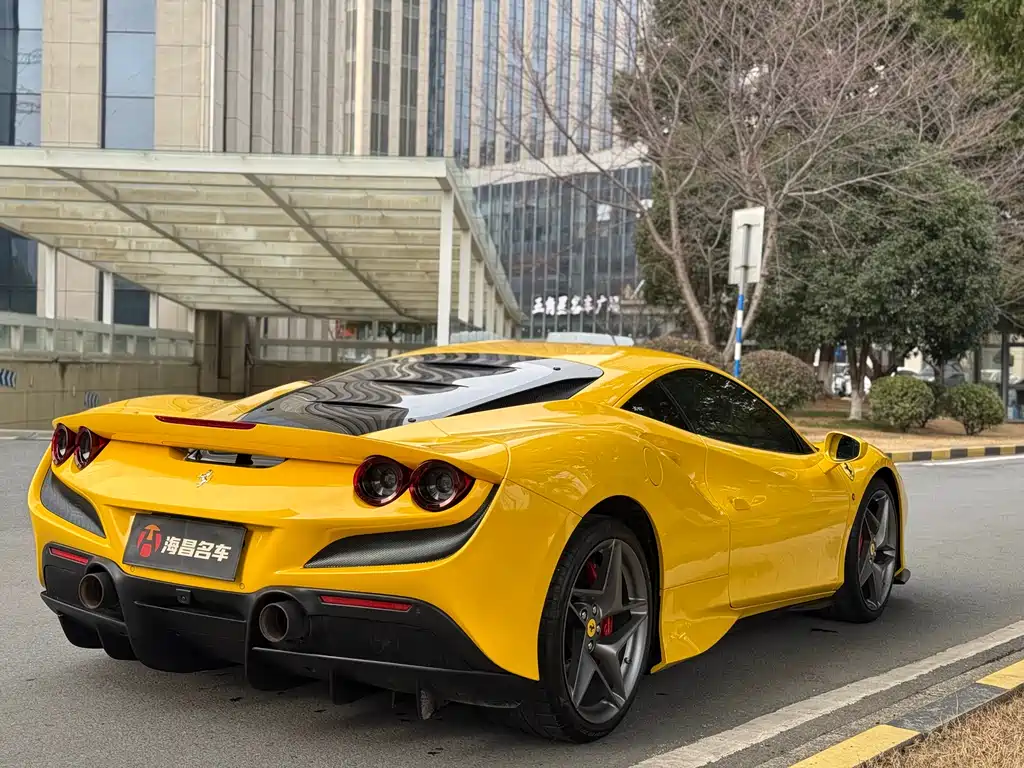 FERRARI F8