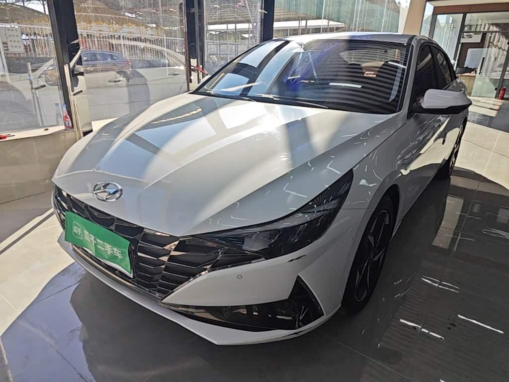 Hyundai Elantra 1.5 л 2022 г. Белый, пробег 38700 км
